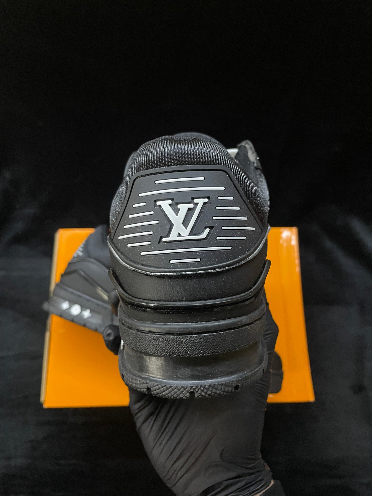 LOUIS VUITTON TRAINER NEGRAS